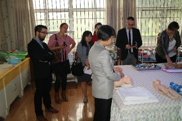 比利时特恩豪特市副市长一行参观实验室 比利时特恩豪特市副市长一行参观实验室