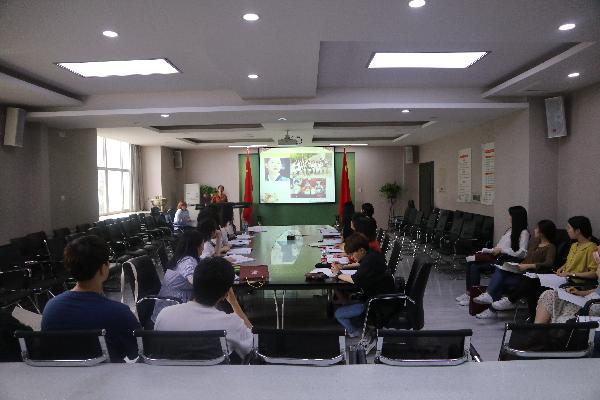 韩国学生认真聆听药膳理论讲座 韩国学生认真聆听药膳理论讲座