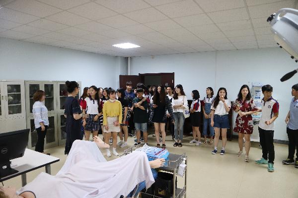 韩国学生参观护理学院实验室 韩国学生参观护理学院实验室